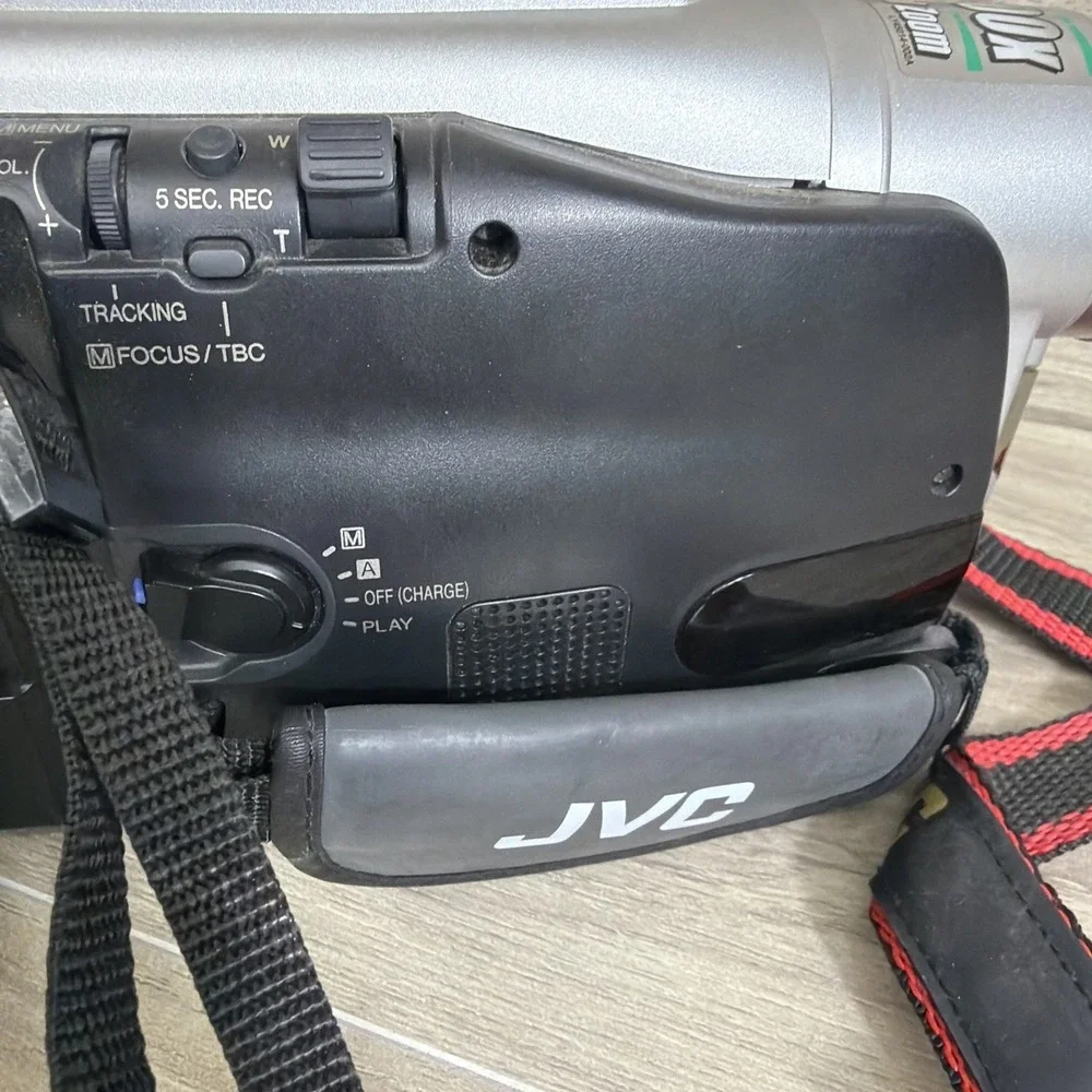 JVC GR-SXM37U S-VHS Camcorder 25x Optical 1000x Digital Zoom Untested